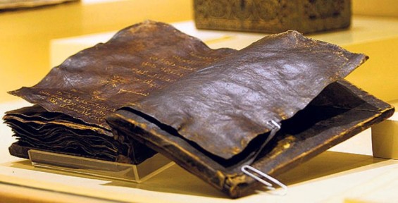 Injil yang bertinta emas dan berbahasa Aramaic diperkirakan berusia lebih dari 1.500 tahun