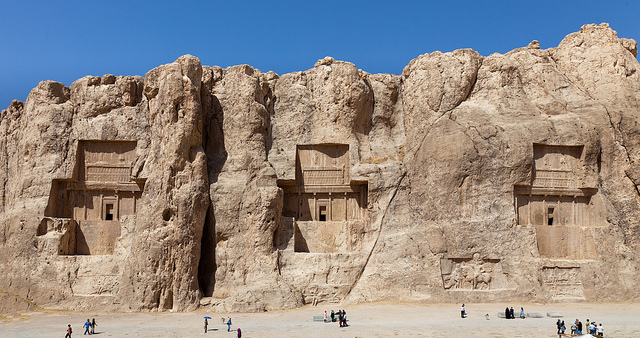 Makam yang dikenal secara lokal sebagai 'salib Persia',