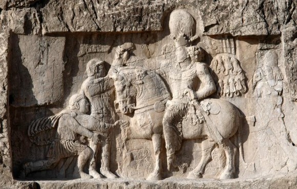 Relief tertua di Naqsh-i Rustam yang berasal dari tahun 1000 sm rusak parah