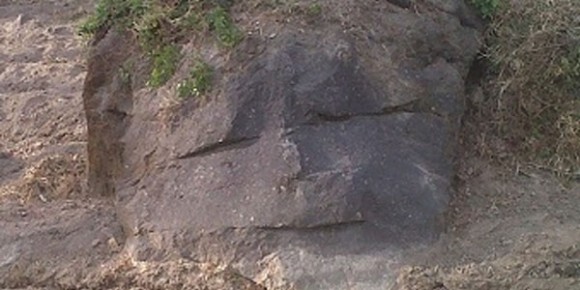  batu berbentuk wajah manusia.