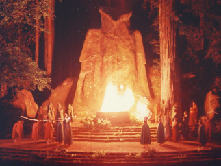Bohemian Grove Cremation of Care, hampir mirip agama tua Majusi penyembah api.