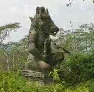 Patung Lembu Suro di Lereng Gunung Gadang Kediri