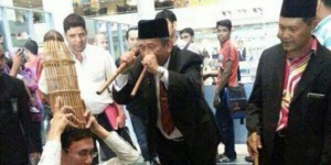 Mahaguru Ibrahim Mat Zin dengan Teropong Bambu Gaib Menerawang Posisi Pesawat Malaysia Airlines