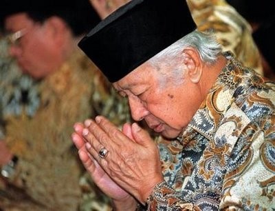 Batu cincin dijari presiden Soeharto.